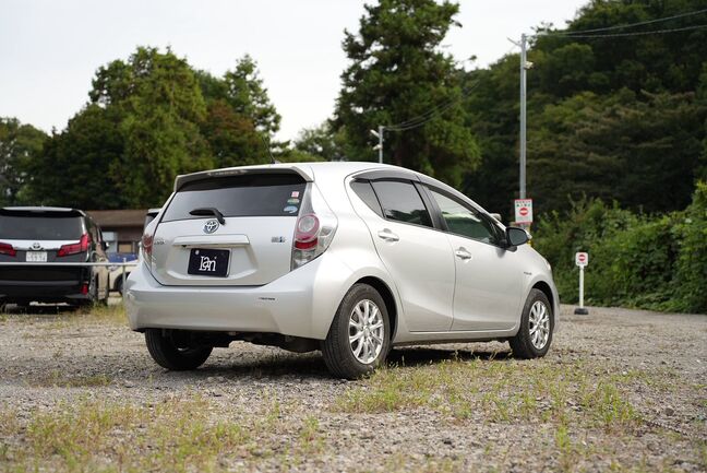 全長約 4 m、幅 1.7 m 程度で小回りがしやすい大きさです。街乗り・駐車にも適しています！【アクア】