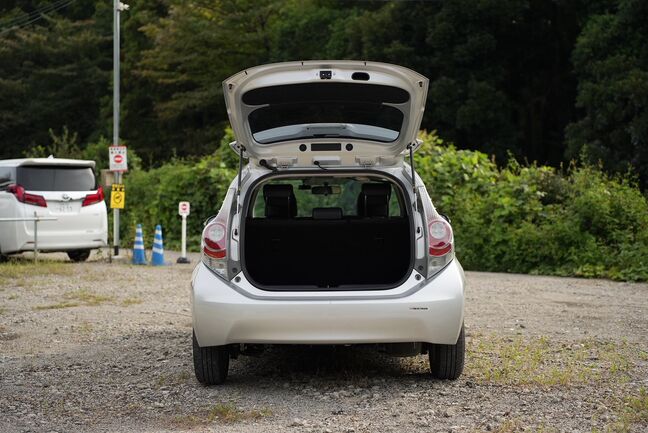 ドアキー連動パワードアロック（バックドア連動）付きなので荷物を乗せたり降ろしたりした後の施錠も便利！【アクア】