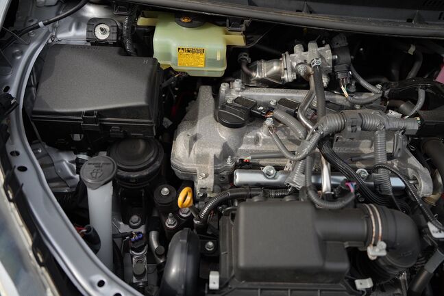 モーター走行中はほぼ無音！街中・住宅街でも静かで快適です！ハイブリッドの魅力のひとつでもあります！【アクア】