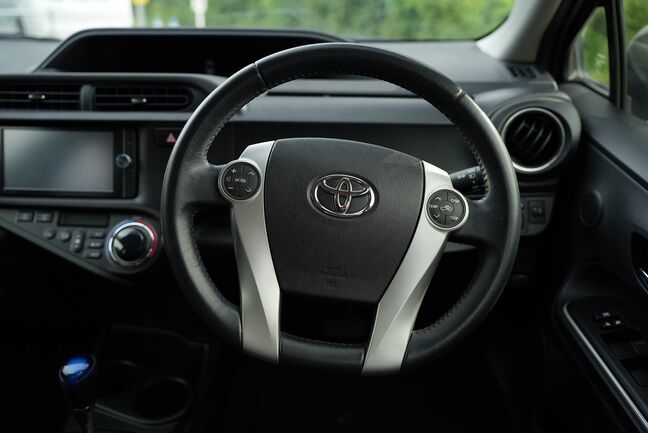 革巻きのステアリングなので高級感あるハンドルです！【アクア】