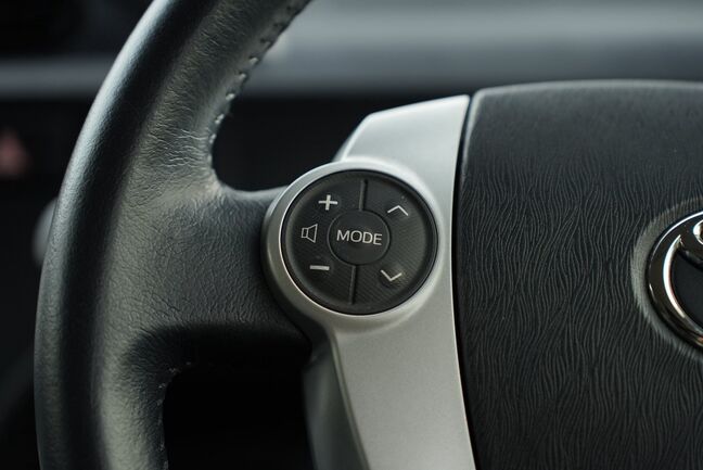 ステアリングスイッチでナビの音量上げ下げも簡単にできちゃいます！【アクア】