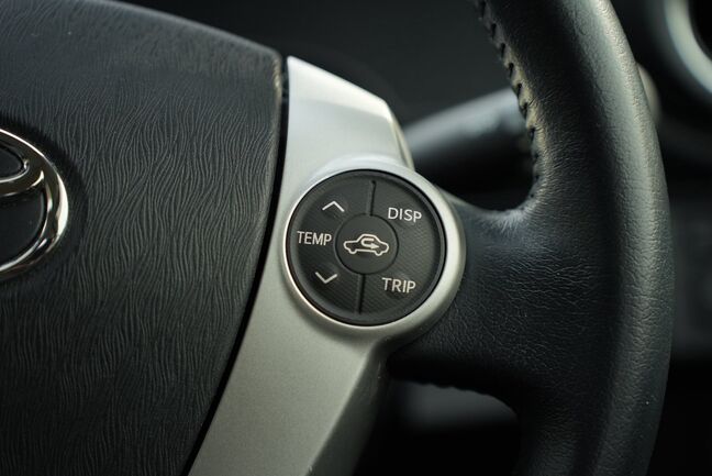 メーター内の操作もステアリングスイッチで簡単に操作可能！【アクア】