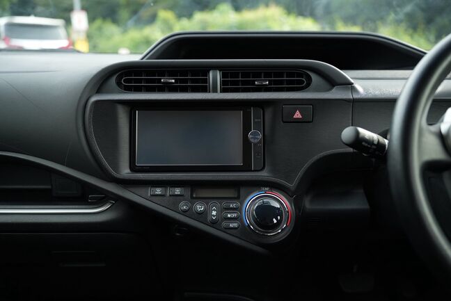 黒基調で統一されていてシンプルでかっこいいインパネ回り！【アクア】