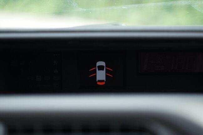 デジタル式センターメーターで走行中も確認しやすい！【アクア】