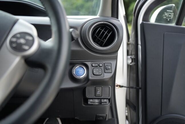 ッシュボタン式エンジンスタートなので、エンジン始動も簡単！鍵を取り出さなくても車内に鍵があればエンジン始動できます！【アクア】