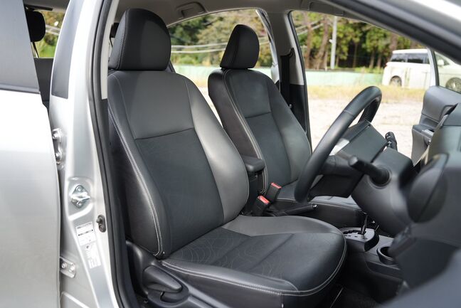 シート表皮が合成皮革となりインテリアの上質感が高まった空間デザインになっています！【アクア】