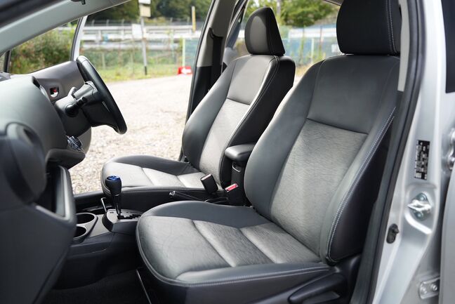 シート表皮が合成皮革となりインテリアの上質感が高まった空間デザインになっています！【アクア】