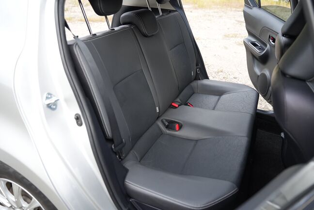 シート表皮が合成皮革となりインテリアの上質感が高まった空間デザインになっています！【アクア】