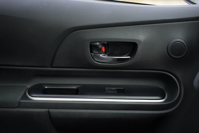 黒基調で統一されていてシンプルでかっこいい車内空間！【アクア】