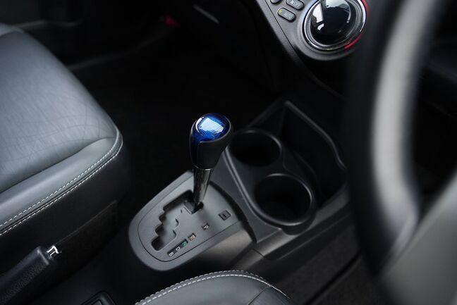 使いやすいシフトレバー！青いグリップ部分もデザインとしてアクセントになっています！【アクア】