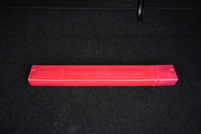 三角表示板も荷台下に常備されています！【アクア】