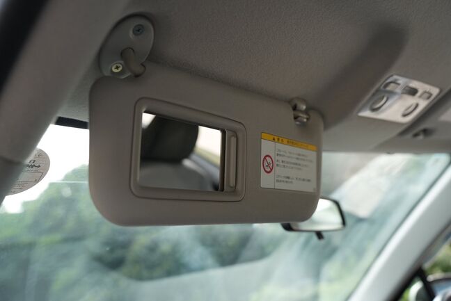 車内にあるサンバイザー（運転席・助手席）はミラー付き！使い勝手も良し！【アクア】