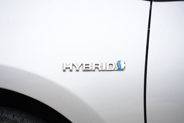 ハイブリッドのロゴが左右にあります！【アクア】