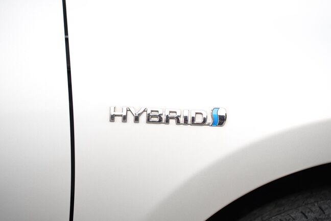 ハイブリッドのロゴが左右にあります！【アクア】