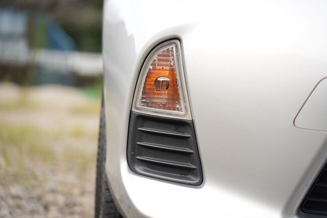 白いボディにオレンジ色のウインカー（ターンシグナル）がアクセントになっていて可愛らしい！【アクア】