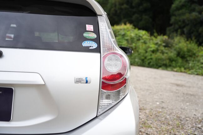 リアビューとテールランプのクローズアップ！白いボディと赤いテールランプのコントラストが綺麗です。【アクア】