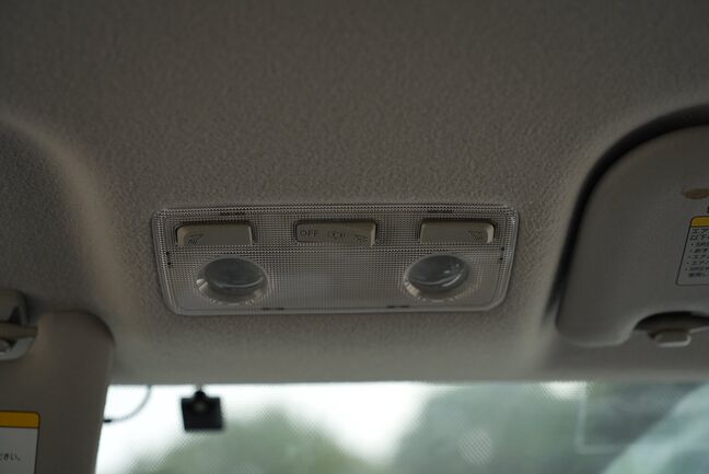 天井のルームランプ（車内灯）も非常に綺麗な状態です。夜間でも車内を明るく照らし、快適に過ごしていただけます。【アクア】