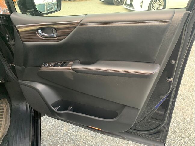 【お車探し】お客様のご要望に応じて、仕入れのプロがお客様と一緒にご希望のお車をお探しさせて頂くサービスをご提供しています。ご遠慮なくお申し出ください。