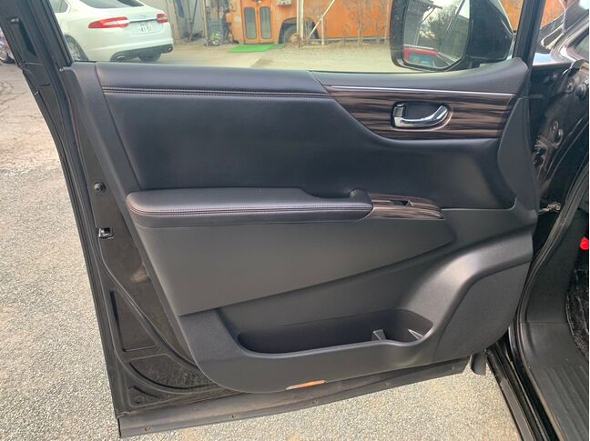 【友達追加の方法②】車両画像の2枚目のQRコードをLINEで読み込んで友達追加できます。