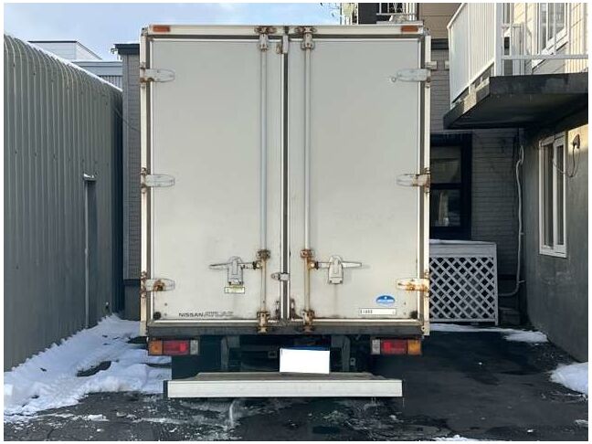地方（札幌市外、道外）の方は、別途陸送費用と名義変更費用、車庫証明費用がかかります。詳しくは担当金澤までお問合せください。