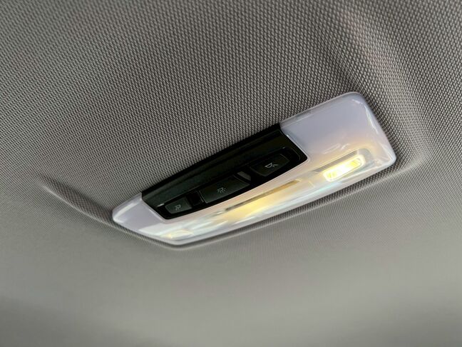 【友達追加の方法②】車両画像の2枚目のQRコードをLINEで読み込んで友達追加できます。