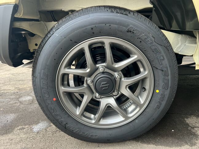 純正サイズのホイール＆タイヤ。スタッドレスタイヤもついております。登録済未使用車