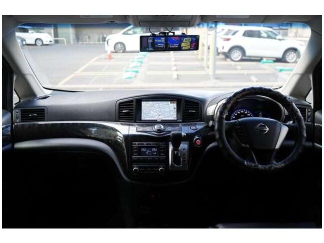 車内は広々としておりおしゃれな内装です。