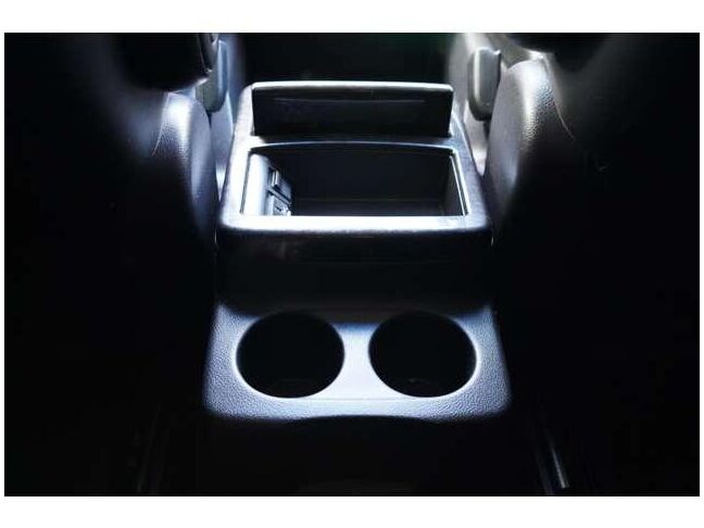 ドリンクホルダーや収納もあるので便利です。