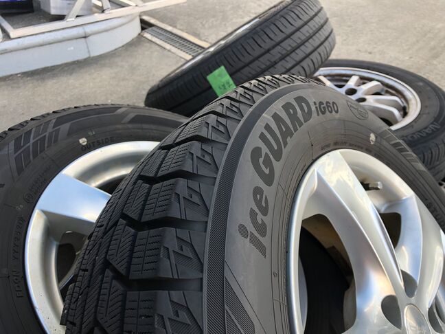タイヤ交換お任せください(^^♪
スタッドレス、オールシーズン取り扱い