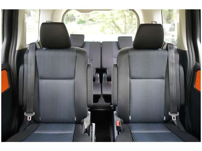 後部座席も広々としています！