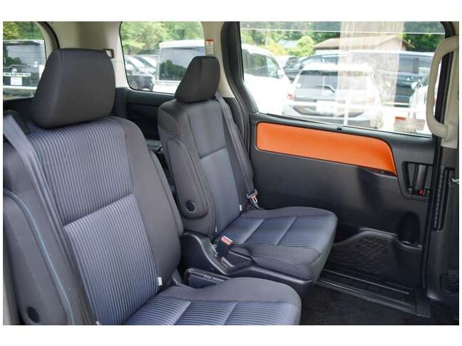 後部座席も広々としています！