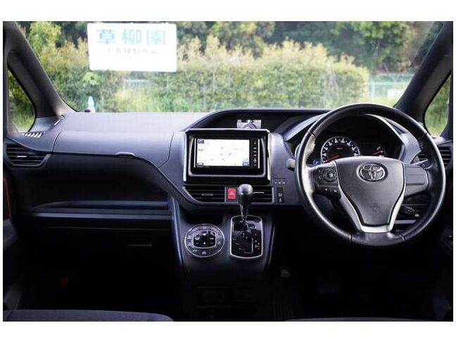 車内は広くおしゃれなデザインです。