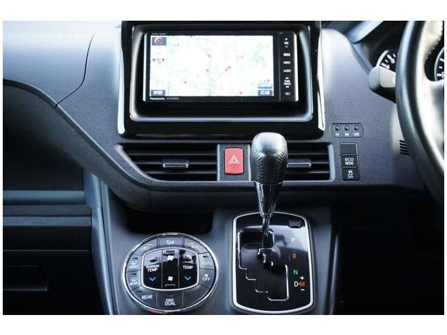 車内は広くおしゃれなデザインです。