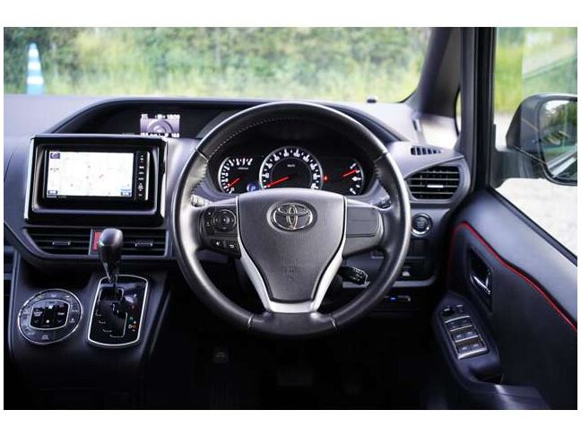 車内は広くおしゃれなデザインです。