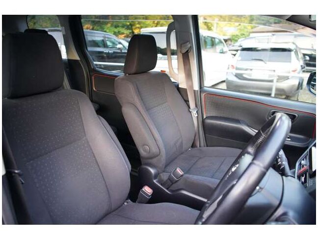 運転席は広々としており快適に運転できます。