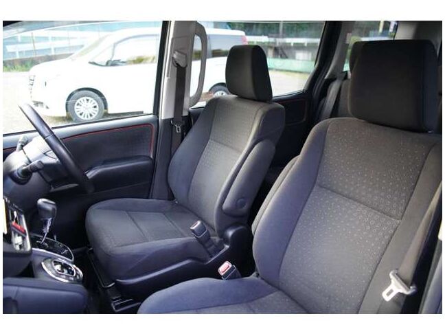 運転席は広々としており快適に運転できます。