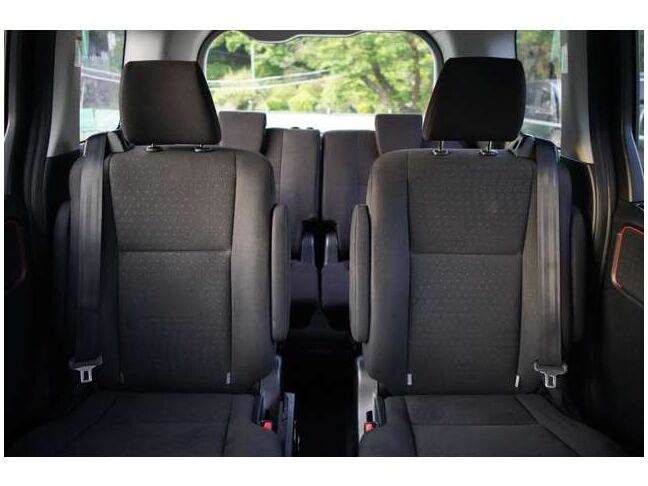 後部座席も広く快適です。