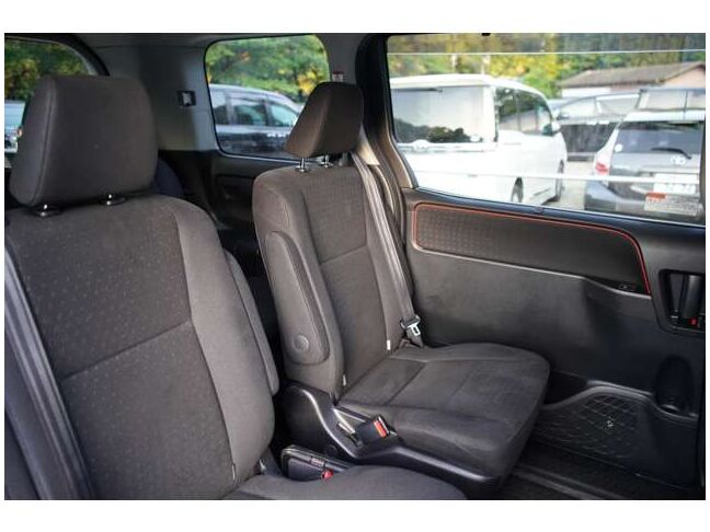後部座席も広く快適です。