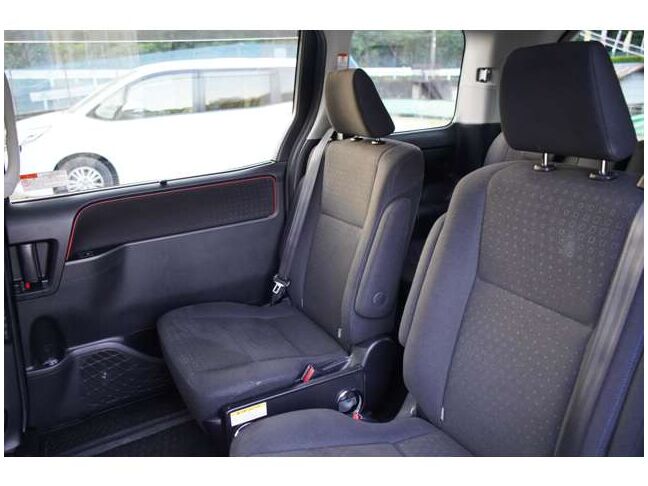 後部座席も広く快適です。