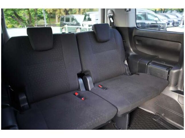 後部座席も広く快適です。