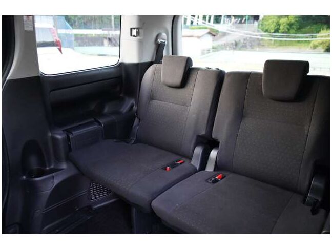 後部座席も広く快適です。