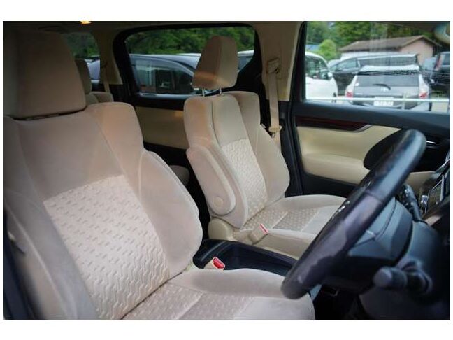 運転席は広々としており快適です。