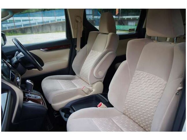 車内もホワイトベースのデザインになっております。