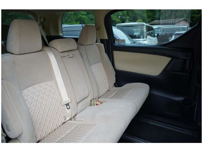 後部座席も広々として快適です。