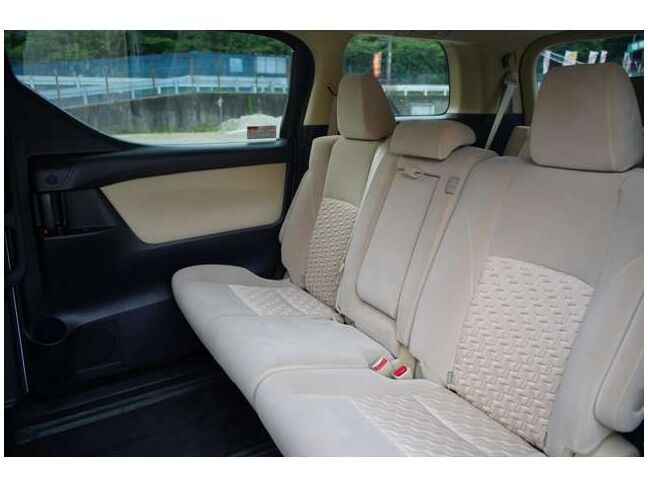 後部座席も広々として快適です。