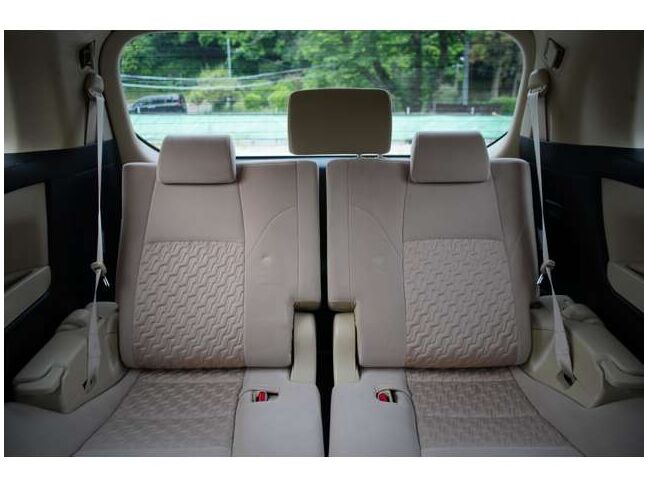 最後尾席も窮屈感がなく快適です。