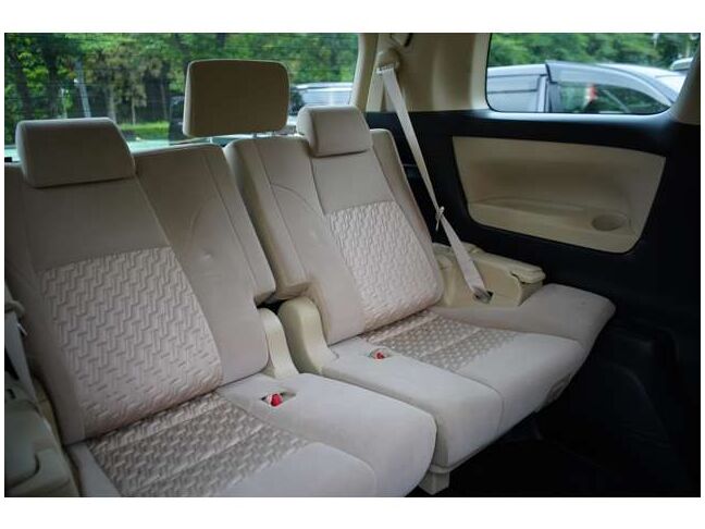 最後尾席も窮屈感がなく快適です。