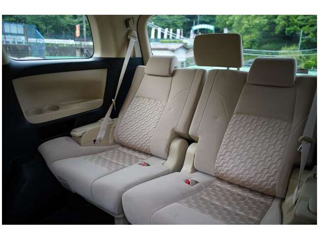 最後尾席も窮屈感がなく快適です。