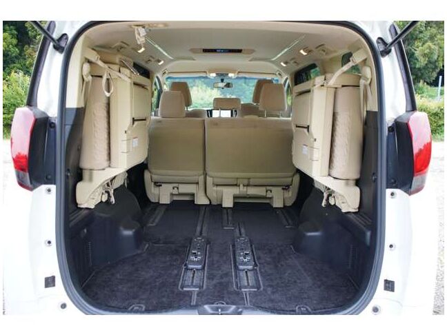 後部座席を畳む事で沢山荷物を積めます！