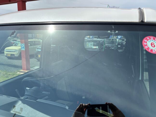 フロントガラスにひび割れ有。交換して納車致します。交換費用も含めての金額になります。